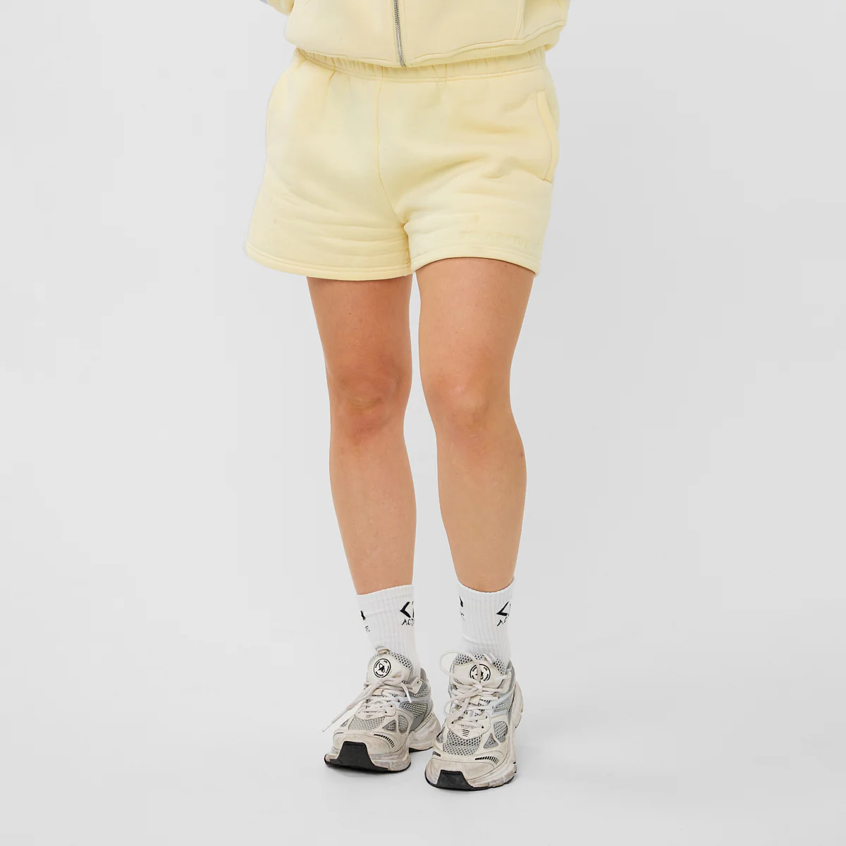 SERIES SHORT BUTTER YELLOW - Image 3